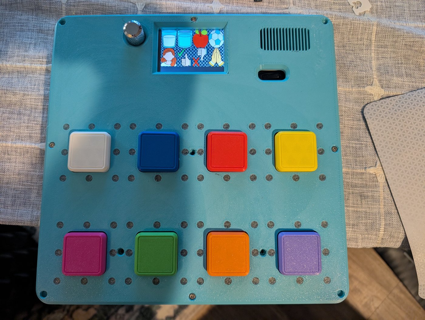 Eight-button color board — picture-based communication